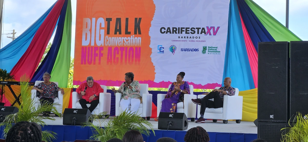 Intervenants sur la scène des Big Conversations à CARIFESTA XV.