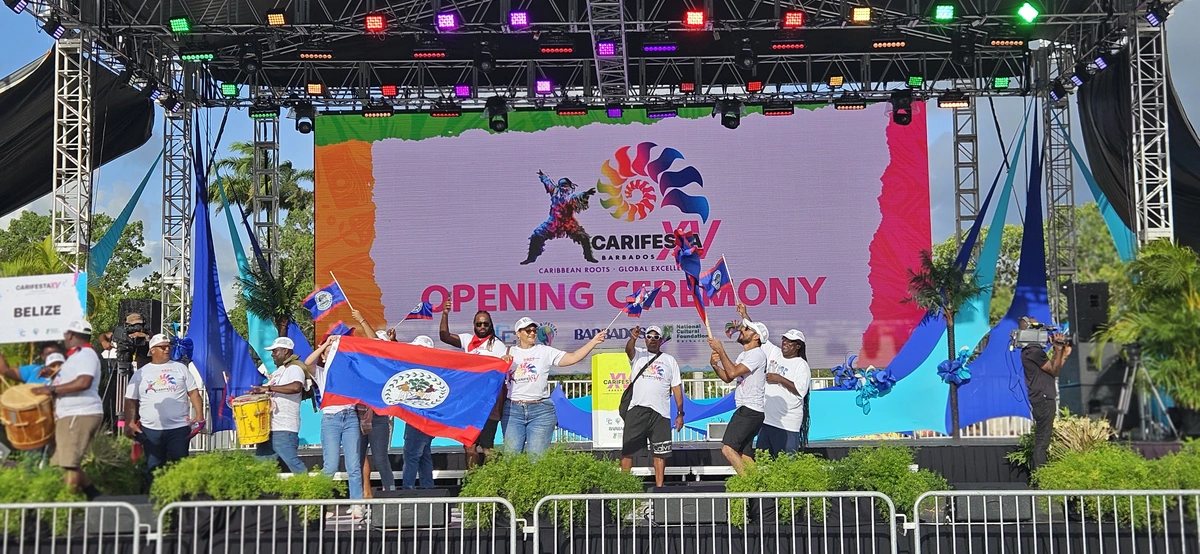 Scène de la cérémonie d’ouverture de CARIFESTA XV, avec les artistes et les drapeaux caribéens.