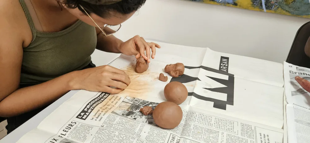 Une participante façonne l’argile pendant l’atelier Mémoire Vivante.