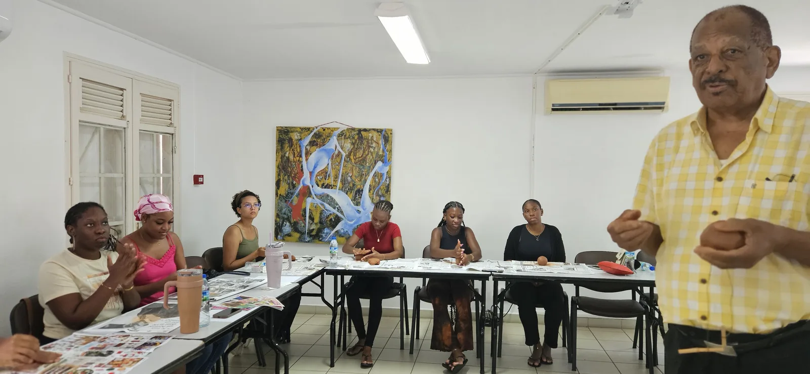Victor Anicet échange avec les jeunes réunis autour d’une table lors de Mémoire Vivante.
